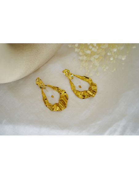 Golden dangling Beryl earrings with white pearl