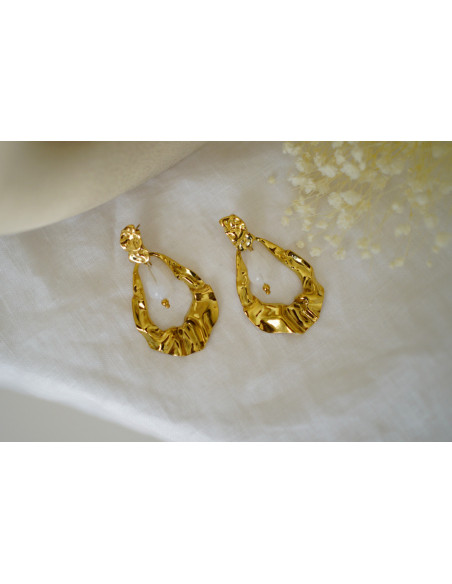 Golden dangling Beryl earrings with white pearl