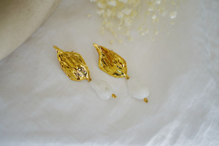 Daphné golden leaf and white pearl earrings
