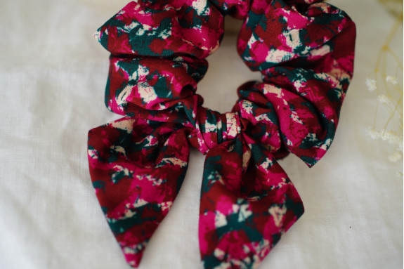 Chouchou Nœud Léonie imprimé prune et vert foncé | Accessoire chic