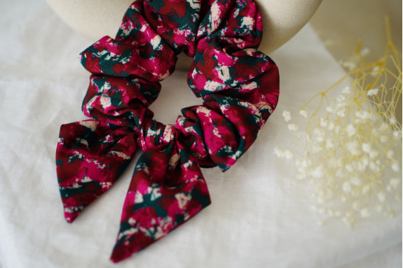 Chouchou Nœud Léonie imprimé prune et vert foncé | Accessoire chic