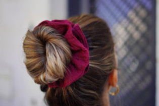 Maxi scrunchie Apolline Double Gaze de Coton Uni Rouge Burgundy 2