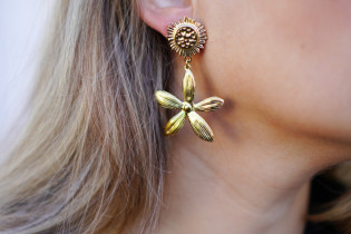 Célestine gold flower dangling earrings 2