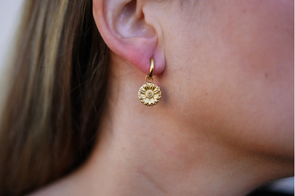 Boucles d’oreilles Augustine dorées motif marguerite | Bijou floral