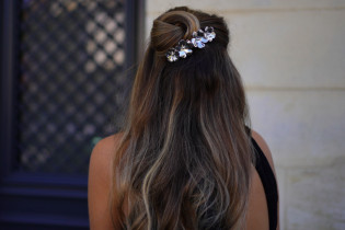 Barrette cheveux Mélusine fleurs argentées | Accessoire chic et floral 2