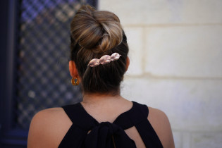 Barrette cheveux Hazel dorée motif feuilles | Accessoire chic nature 2