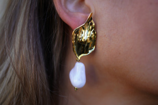 Daphné golden leaf and white pearl earrings 2