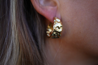 Laurette golden hoop earrings with hammered effect 2