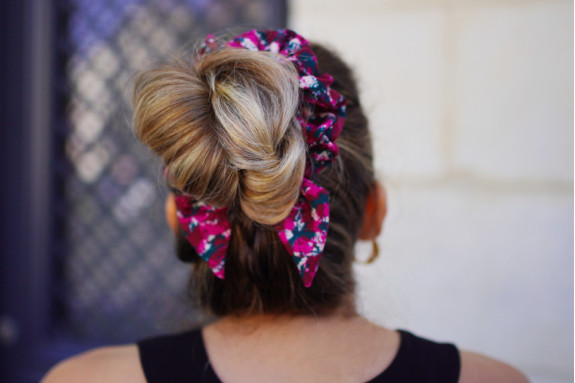 Chouchou Nœud Léonie imprimé prune et vert foncé | Accessoire chic