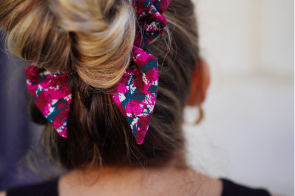 Chouchou Nœud Léonie imprimé prune et vert foncé | Accessoire chic