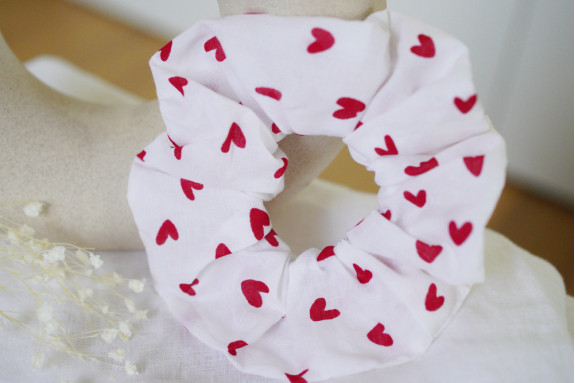 Chouchou Amélie coton blanc à cœurs rouges