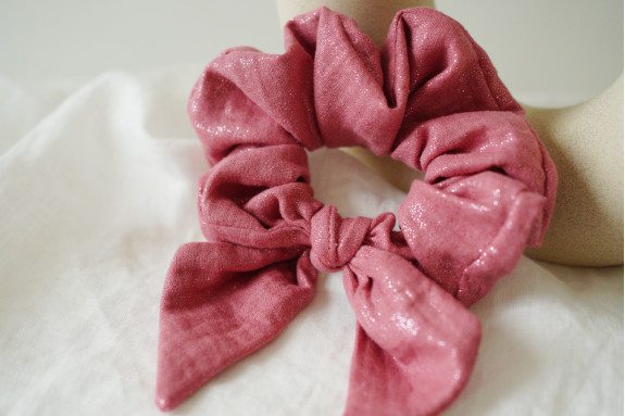glittery pink Aélia bow scrunchie