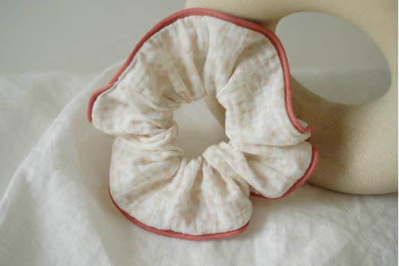 Chouchou nœud cheveux femme fleuri ivoire rose - Alméa - Bohomane