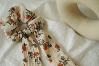 Chouchou cheveux femme ruban fleuri ivoire pêche - Céliane - Bohomane