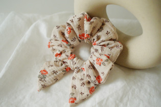 Chouchou cheveux femme nœud fleuri beige rose corail - Maëlys - Bohomane