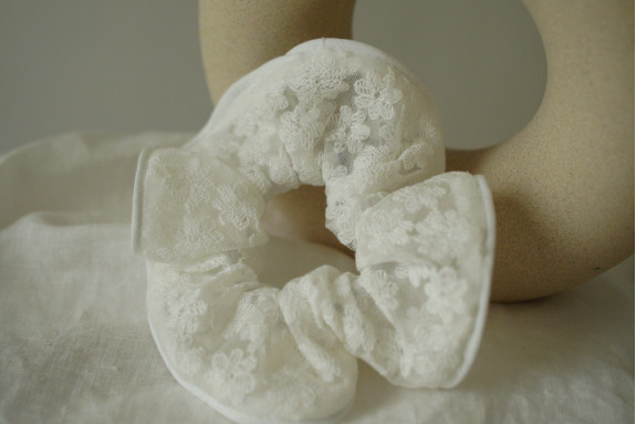 Léonore scrunchie in white embroidered tulle