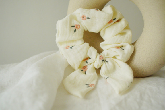 Chouchou Nœud Fleuri Ivoire Rose – Alméa | Bohomane