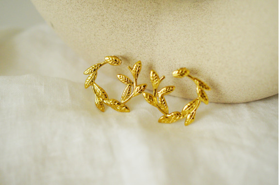 Léandra gold foliage creole earrings