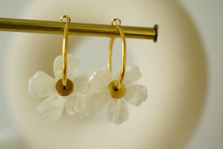 Albaé pearly flower and gold creole earrings