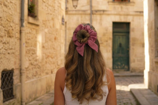 glittery pink Aélia bow scrunchie 2