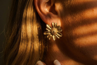Soléa gold flower earrings 2
