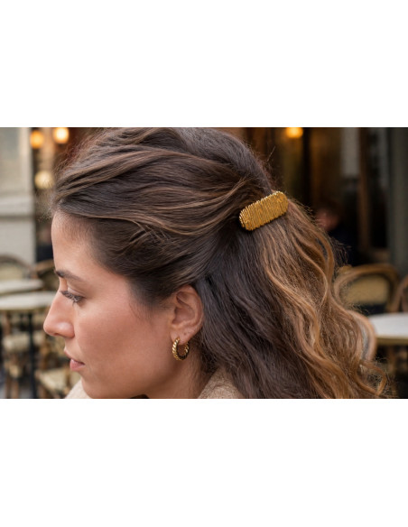 Barrette Judy texturée dorée portée, vue de près
