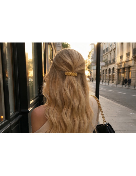 Barrette Judy dorée portée en demi-queue sur cheveux blonds