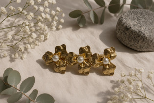 Barrette Palomaé, trois fleurs dorées nervurées à cœur perle nacrée
