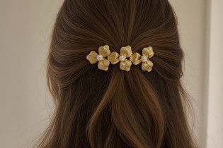Barrette Palomaé, trois fleurs dorées nervurées à cœur perle nacrée 2
