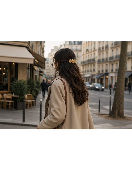 Barrette Palomaé dorée portée en ville sur cheveux ondulés