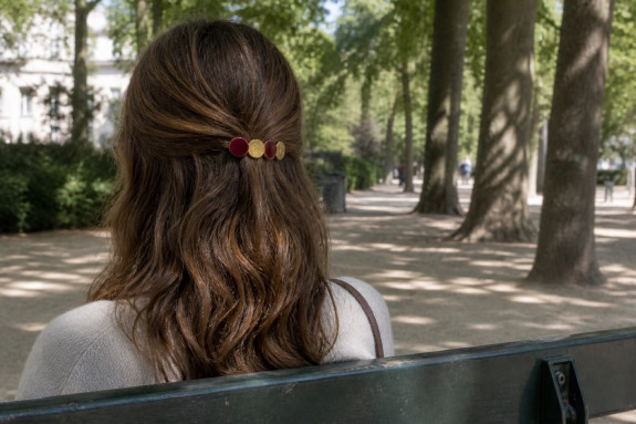 Barrette Cléo Cercles Bordeaux et Doré - portée